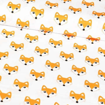Oranžové lišky na bílém podkladě